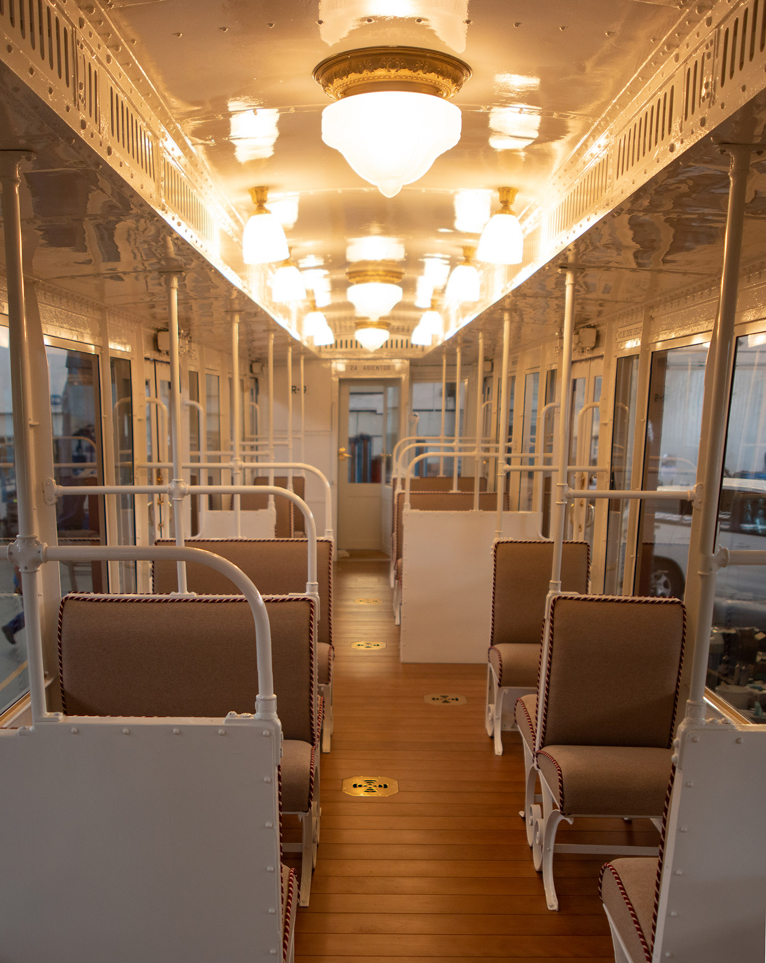 Restoration of two carriages of Metro de Madrid of 1943